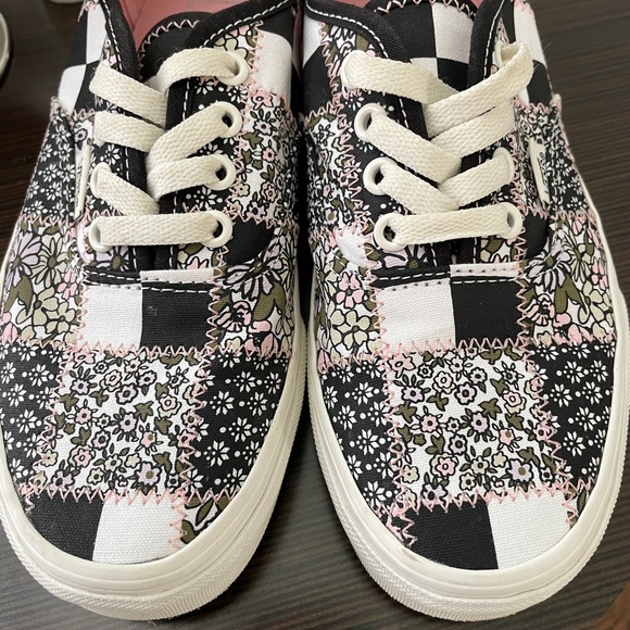 ❣️SOLD❣️Woman’s  Patchwork Floral VANS - Picture 5 of 5